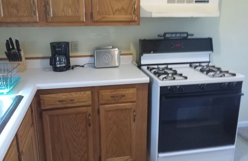 Wayland Cabaña | Cozy cottage getaway by the lake! 15 min to Hot Air Balloon Fest $130