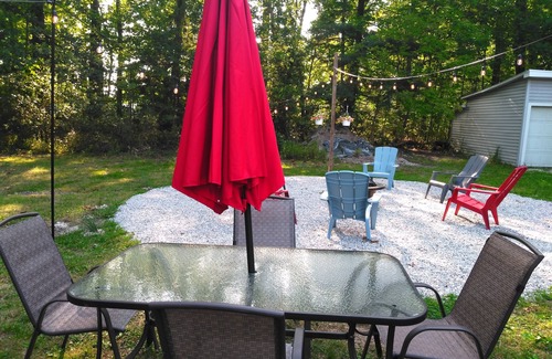 Wayland Cabaña | Cozy cottage getaway by the lake! 15 min to Hot Air Balloon Fest $130