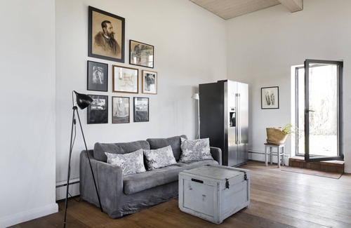 Pommerby Casa | Antiguo granero cerca de la playa con chimenea, sauna y mucho espacio para familias.