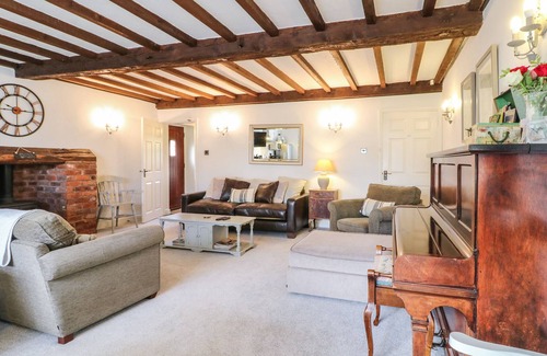 Lichfield Cabaña | OLD BARN, pet friendly, with a garden in Whittington, Staffordshire