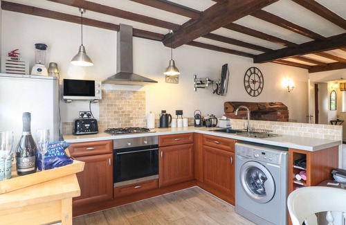 Lichfield Cabaña | OLD BARN, pet friendly, with a garden in Whittington, Staffordshire