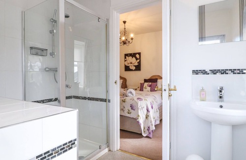 Lichfield Cabaña | OLD BARN, pet friendly, with a garden in Whittington, Staffordshire
