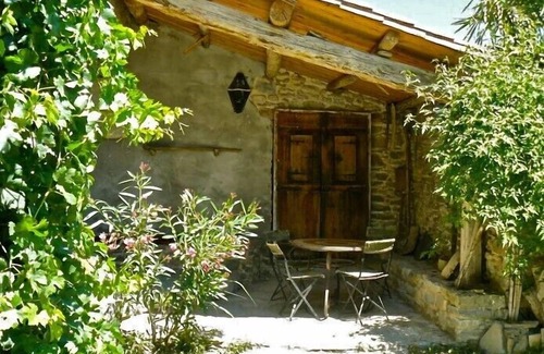 La Pardina Cabaña | Casa acogedora con piscina, en una hacienda productora de vinos renovada artísticamente.