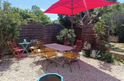 Pertuis Casa | Old building in a quiet area with a large terrace for 2 or 3 people.