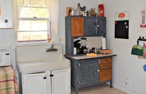 Fredericksburg Cabaña | Old Country Charm 2 1/2 cuadras de Main St Shopping / Private Get-a-Way w / Hot Tub