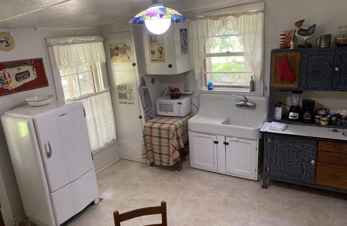 Fredericksburg Cabaña | Old Country Charm 2 1/2 cuadras de Main St Shopping / Private Get-a-Way w / Hot Tub