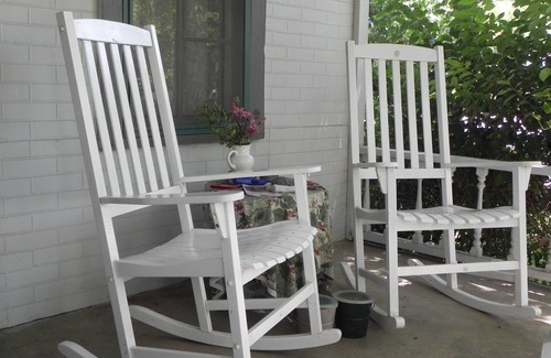 Fredericksburg Cabaña | Old Country Charm 2 1/2 cuadras de Main St Shopping / Private Get-a-Way w / Hot Tub