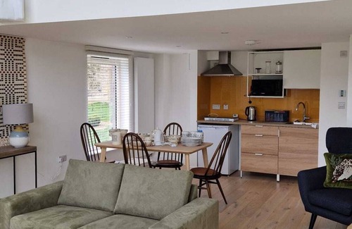Chard Apartamento | Old cow byre refurbished into a modern studio in an idyllic rural location.