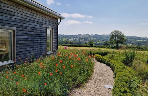 Chard Apartamento | Old cow byre refurbished into a modern studio in an idyllic rural location.