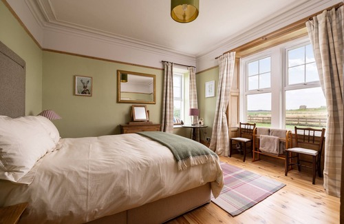 Elgin Otro | Old Duffus Farmhouse on Scottish Estate - stunning castle views