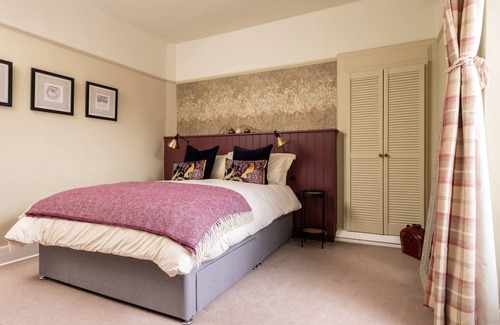 Elgin Otro | Old Duffus Farmhouse on Scottish Estate - stunning castle views