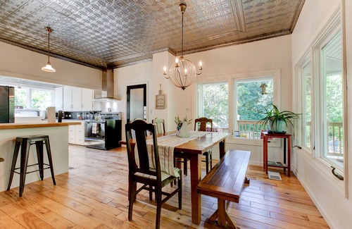 Newberg Casa | Old Farm: A Modern-day 5-bedroom Farmhouse on Vineyard with Hot Tub!