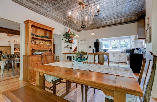 Newberg Casa | Old Farm: A Modern-day 5-bedroom Farmhouse on Vineyard with Hot Tub!