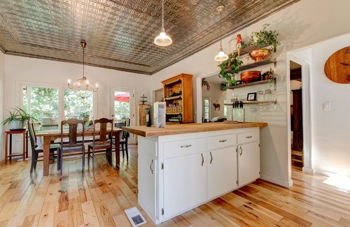 Newberg Casa | Old Farm: A Modern-day 5-bedroom Farmhouse on Vineyard with Hot Tub!