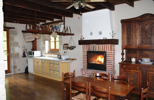 Peyrat-le-Chateau Cabaña | ANTIGUA GRANJA RENOVADA Limousin de piedra y vigas de roble