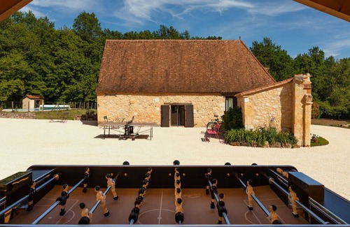Lanquais Casa | Vieja granja del décimosexto siglo, piscina, tenis en el centro el bosque