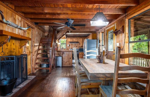 Kerrville Cabaña | Old Fellow's Farmhouse
