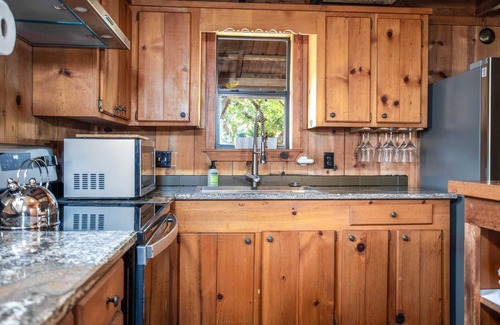 Kerrville Cabaña | Old Fellow's Farmhouse