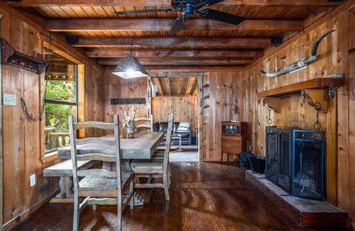 Kerrville Cabaña | Old Fellow's Farmhouse
