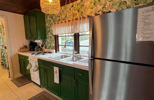 Boardwalk Apartamento | Old Florida Living, Beachside Loft, Near Flagler & 3-minute walk to beach