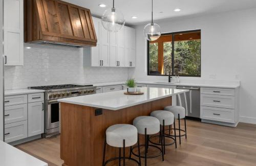 Ronald Casa | Old Grove Retreat in Suncadia- Gourmet Kitchen, Hot Tub, BBQ, Firepit, Outdoor Seating, Smart TVs, Hi-speed Wi-Fi