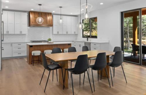 Ronald Casa | Old Grove Retreat in Suncadia- Gourmet Kitchen, Hot Tub, BBQ, Firepit, Outdoor Seating, Smart TVs, Hi-speed Wi-Fi