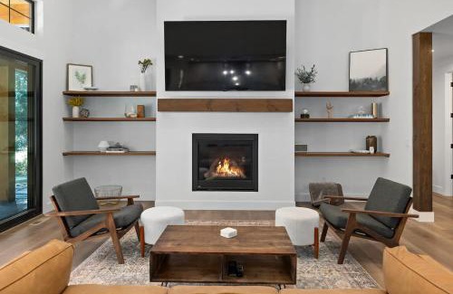 Ronald Casa | Old Grove Retreat in Suncadia- Gourmet Kitchen, Hot Tub, BBQ, Firepit, Outdoor Seating, Smart TVs, Hi-speed Wi-Fi