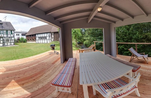 Oberschledorn Casa | Antigua casa con entramado de madera de un antiguo molino de agua, jardín de 600 metros cuadrados