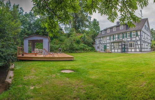 Oberschledorn Casa | Antigua casa con entramado de madera de un antiguo molino de agua, jardín de 600 metros cuadrados