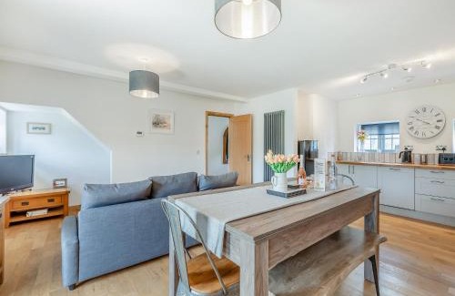 Honiton Casa | Old Highwood - Piggy In The Middle