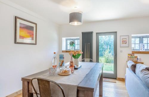 Honiton Casa | Old Highwood - Piggy In The Middle