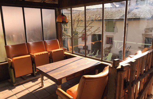 Etrigny Apartamento | Old house in a shady courtyard. Right next to hiking trails.