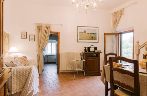 Bibbona Casa | Casa antigua con jardín en el centro de Bibbona, con miras