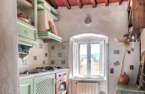 Bibbona Casa | Casa antigua con jardín en el centro de Bibbona, con miras