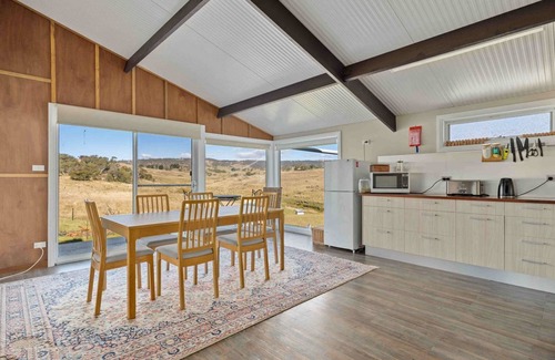 Jindabyne Chalet De Esquí | Old Hut Creek Chalet with a peaceful rural outlook