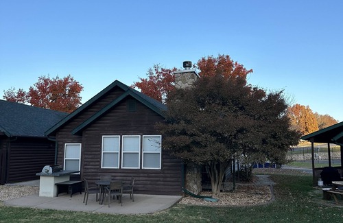Camdenton Cabaña | Old Kinderhook Creekside Golf Cottage 13