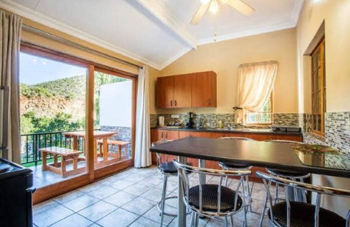 Schoemanshoek Cama Y Desayuno | Old Mill Lodge, Working Ostrich Farm & Restaurant, Oudtshoorn