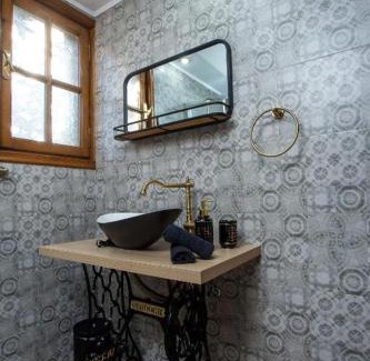 Salakos Casa | Old Nest House