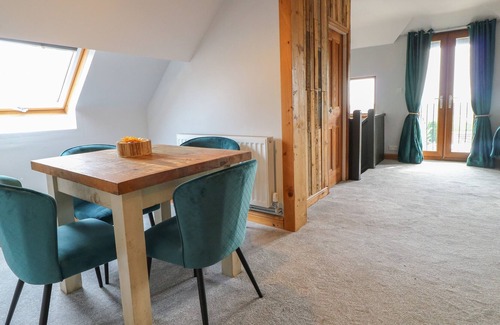 Smalley Casa | OLD PRINT HOUSE, romantic, luxury holiday cottage in Stanley Common