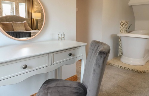 Smalley Casa | OLD PRINT HOUSE, romantic, luxury holiday cottage in Stanley Common