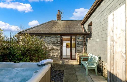 Wadebridge Casa | Old Round House with hot tub