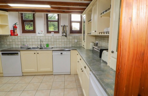 Ravenglass Casa | OLD SCHOOL MUNCASTER HOUSE, pet friendly, with open fire in Holmrook