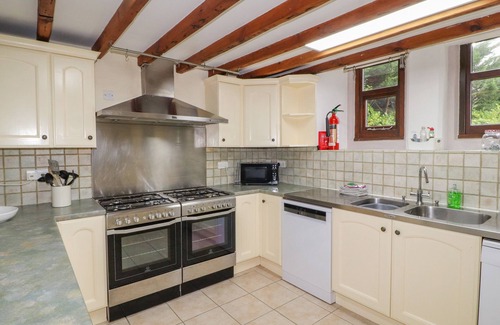 Ravenglass Casa | OLD SCHOOL MUNCASTER HOUSE, pet friendly, with open fire in Holmrook