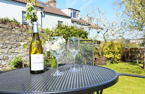Westbury on Trym Casa | Old Stables, hidden period gem, spectacular garden