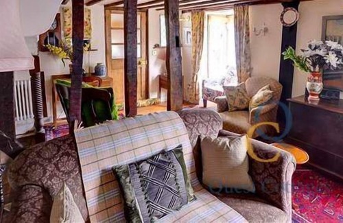 Peasmarsh Casa | Old Thatch Cottage with Heated Outdoor Swimming Pool - Near Rye