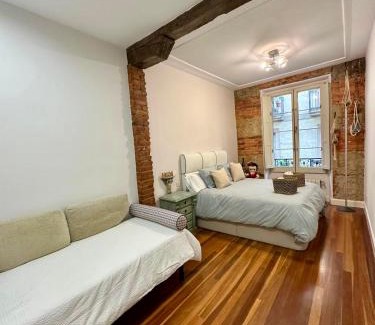 Centro histórico de Bilbao Apartamento | Old town city center 110m By Sleep in Bilbao