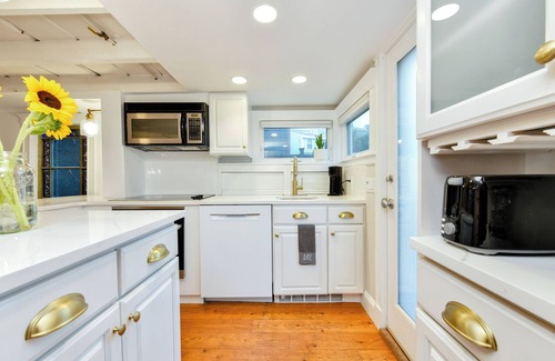 Marblehead Cabaña | Old Town Cottage Near Crocker Park and the Marblehead Harbor. Includes Parking!