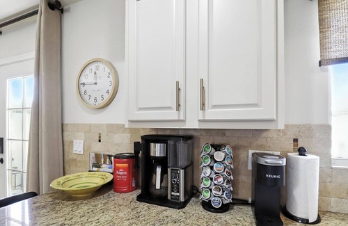 Security Acres Casa | Old Town, Pool, Private Patio, Golf, Traveling Professionals