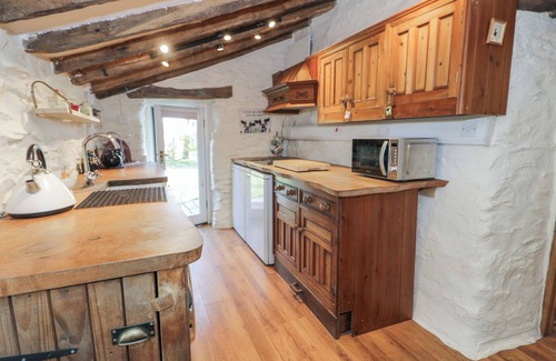 Bala Cabaña | OLD TY'N Y WERN, pet friendly, character holiday cottage in Bala