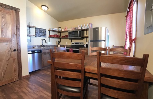 Island Park Cabina | Old West Escapes, Mercantile